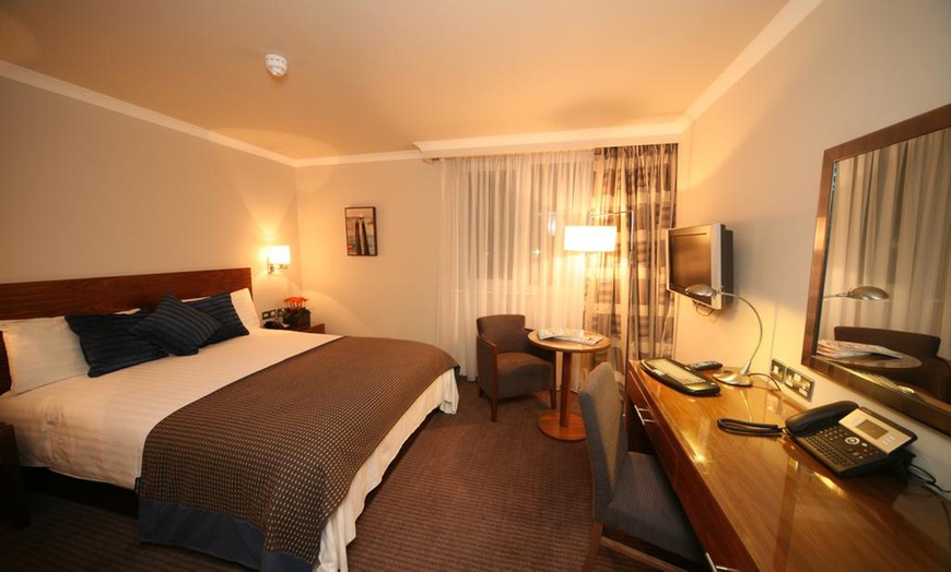 Image 6: Greater London: 4* Double Room Stay