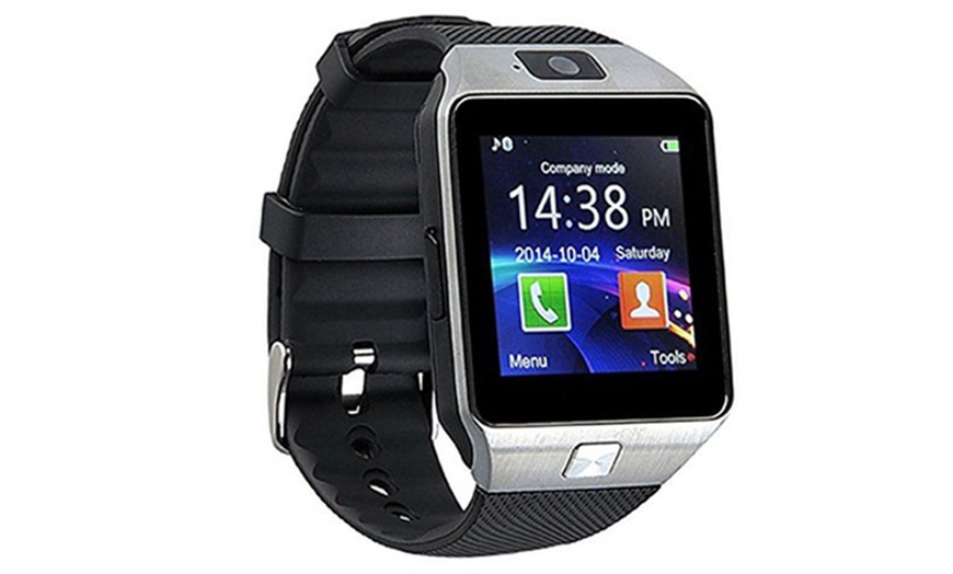 Image 2: Smartwatch with Integrated Camera