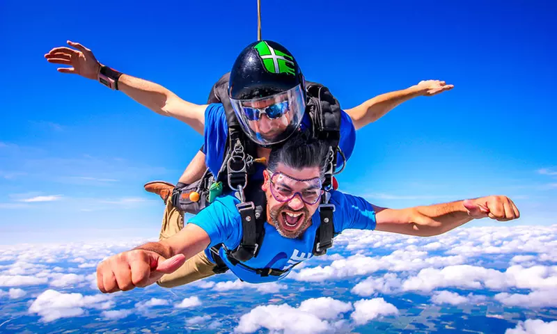 Saut en tandem au-dessus des massifs alpins