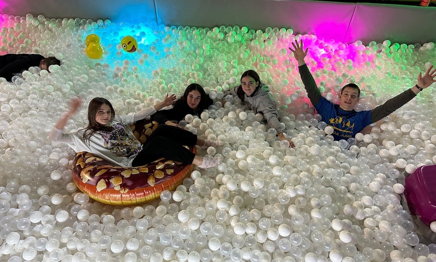 Image 8: Saltos en camas elásticas y piscina de bolas para hasta 4 personas