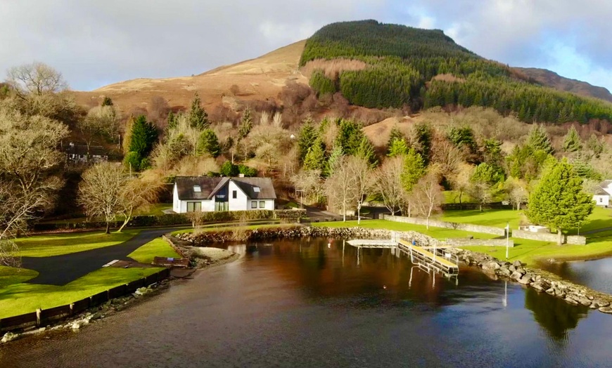 Image 2: Beautiful Loch Side Stay for 2 with leisure access