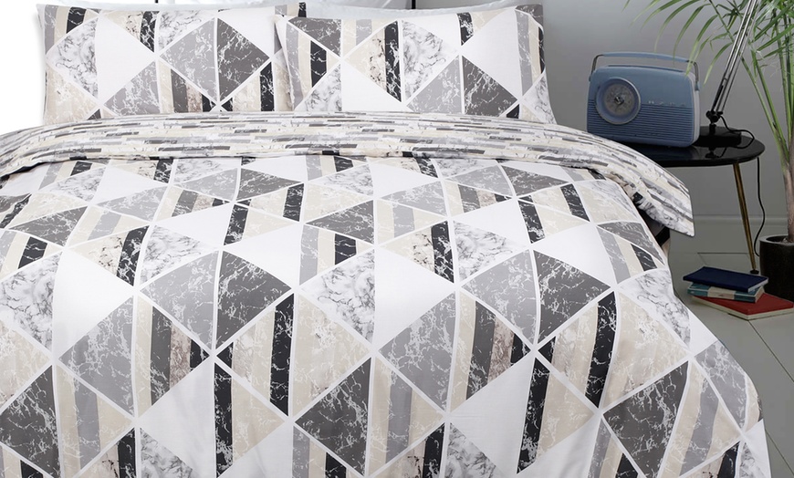 Image 3: Easy Care Reversible Duvet Set
