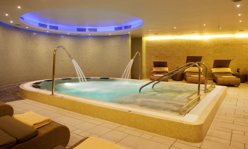 Image 2: 5* Spa Break with Treatment