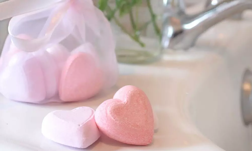 1 ou 2 lots de 10 boules de bain en forme de cœur, au beurre de karité, livraison offerte - Primary Image