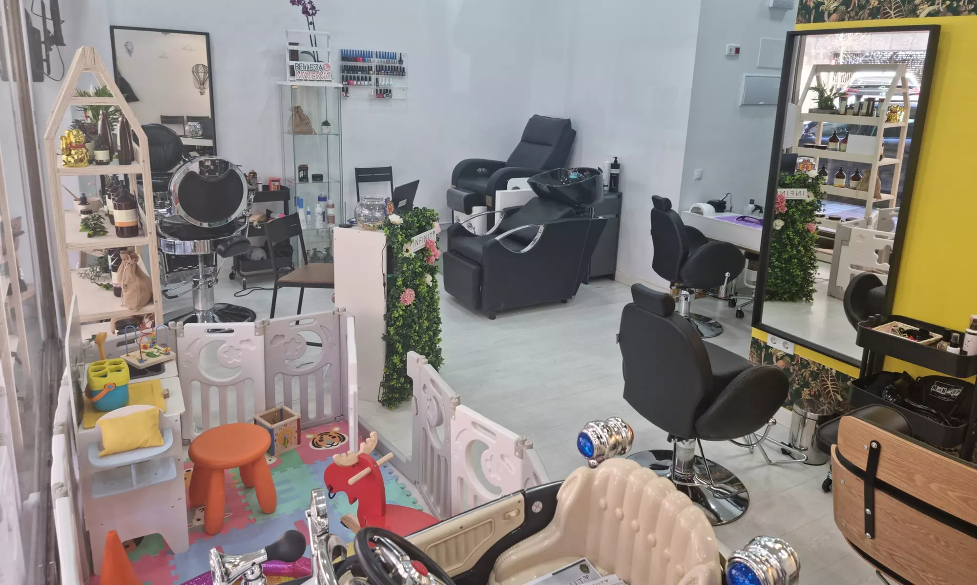 Corte, hidratación y opción a color en peluquería para toda la familia