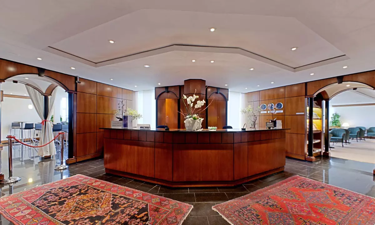 Entspanne vor deinem Flug in der Luxx Lounge mit Snacks, Drinks uvm.