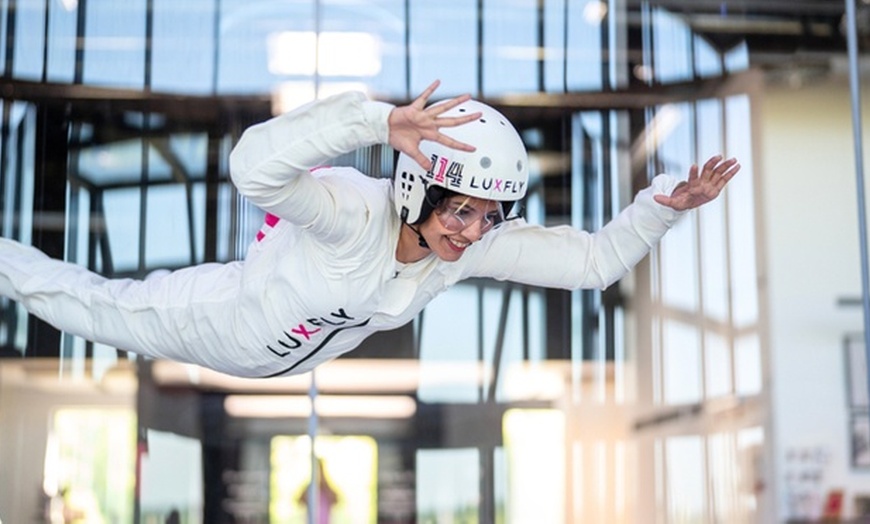 Image 2: Saut en parachute dans le plus grand tunnel aérien d'Europe