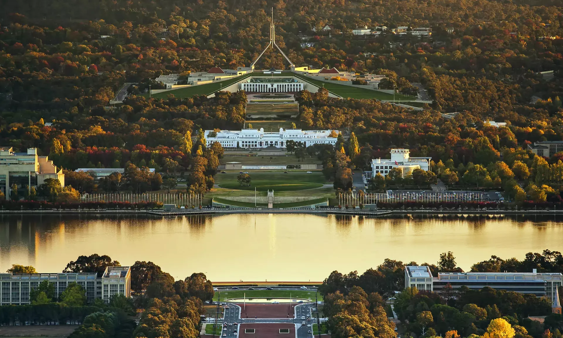 Canberra: Queen or Family Studio with Breakfast & Late Check-out