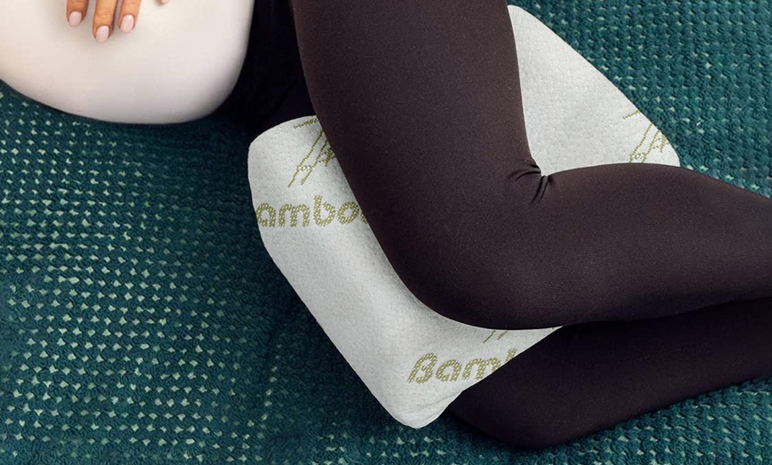 Image 7: Coussin pour jambes à mousse à mémoire de forme et revêtement bambou