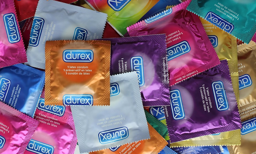 Image 1: Assortiment de 60 et 120 préservatifs Durex