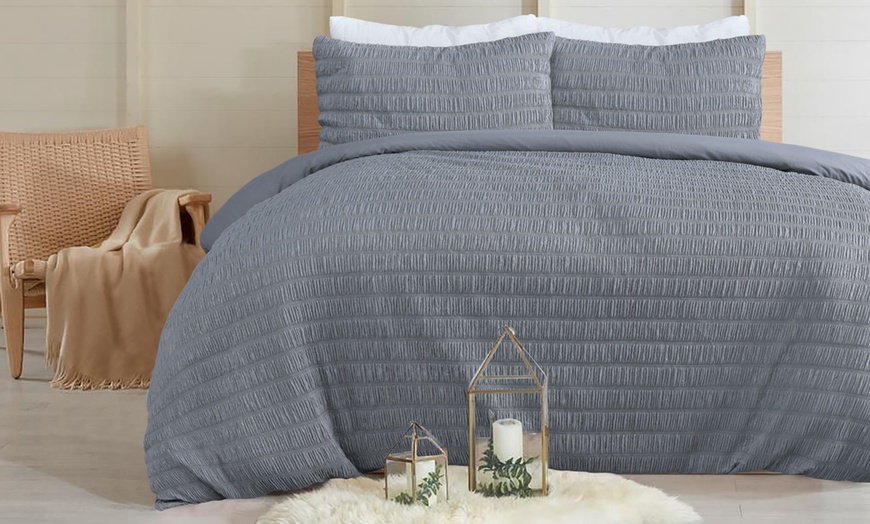 Image 2: Embossed Seersucker Duvet Set