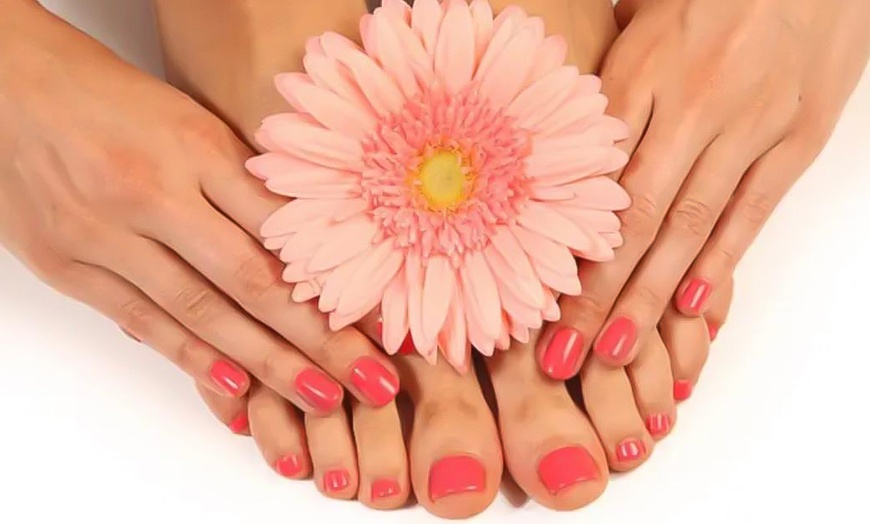 Image 1: Manicura o pedicura con esmaltado en Raquel Gallardo Estética