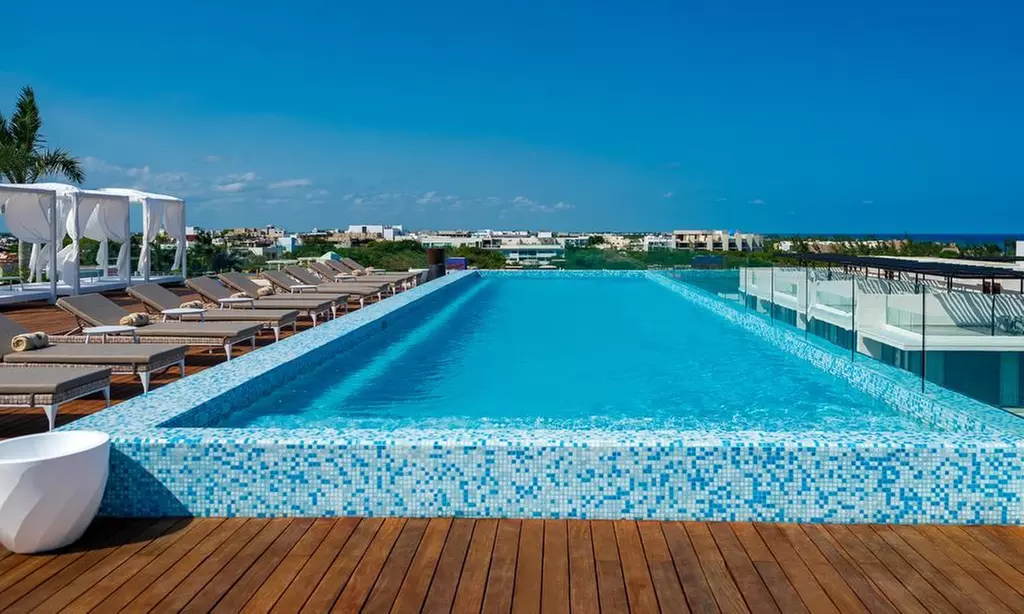 ✈ 4-, 6-, or 7-Night All-Inclusive The Reef 28. Price is per Person, Based on Two Guests per Room. - Primary Image