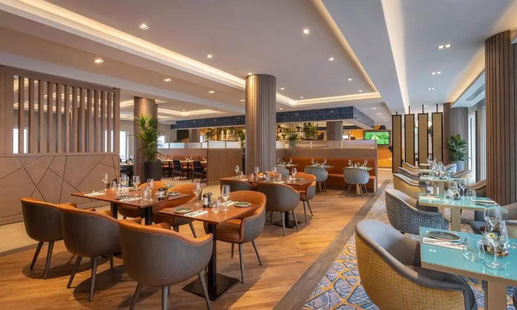 Brighton and Hove: Deluxe Double with Breakfast and Dinner