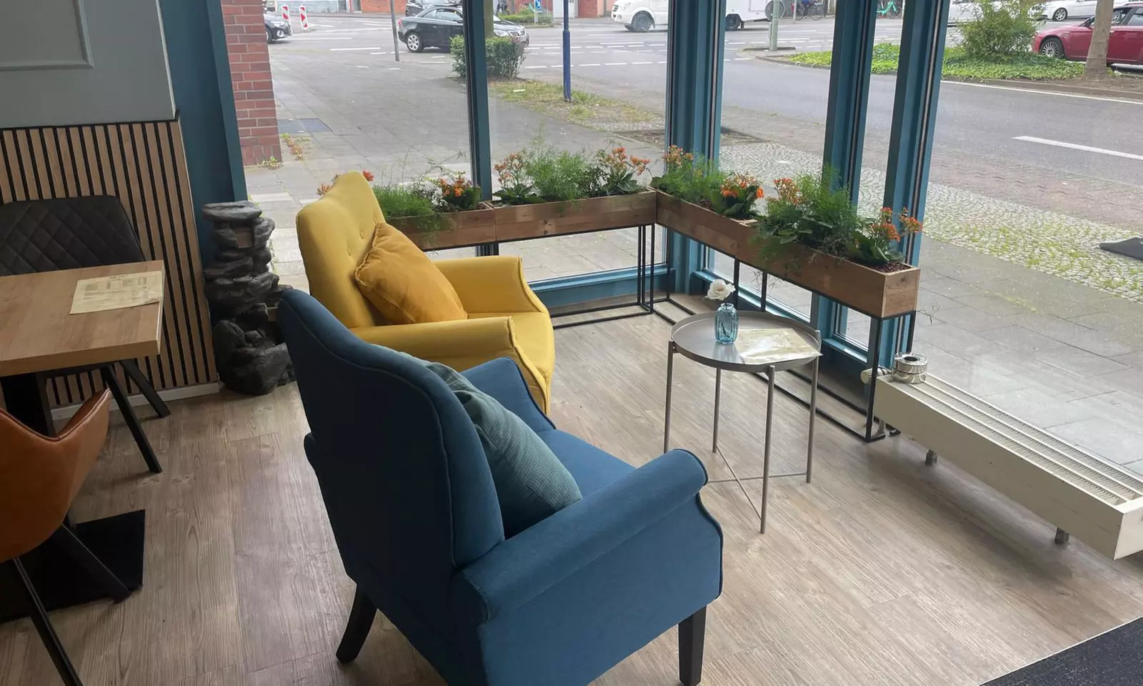 Gemütlicher Nachmittag mit süßen Spezialitäten & Heißgetränk für 1, 2 o. 4 Personen im Café WIN (bis 51% sparen) - Second Medium