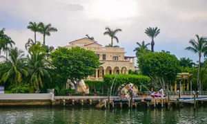 90-Min Millionaire Homes Sightseeing Cruise with Mojito Bar on Board