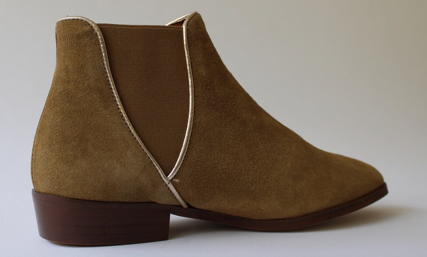 Image 15: Women's Flat Leather Boots