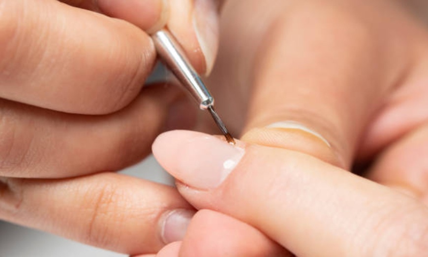 Image 10: 1 o 3 sesiones de manicura, pedicura o ambas a elegir esmalte para 1