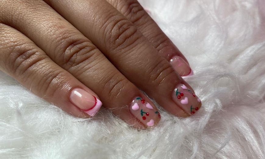 Image 12: Manicura y/o pedicura a elegir con opción a puesta de uñas de gel