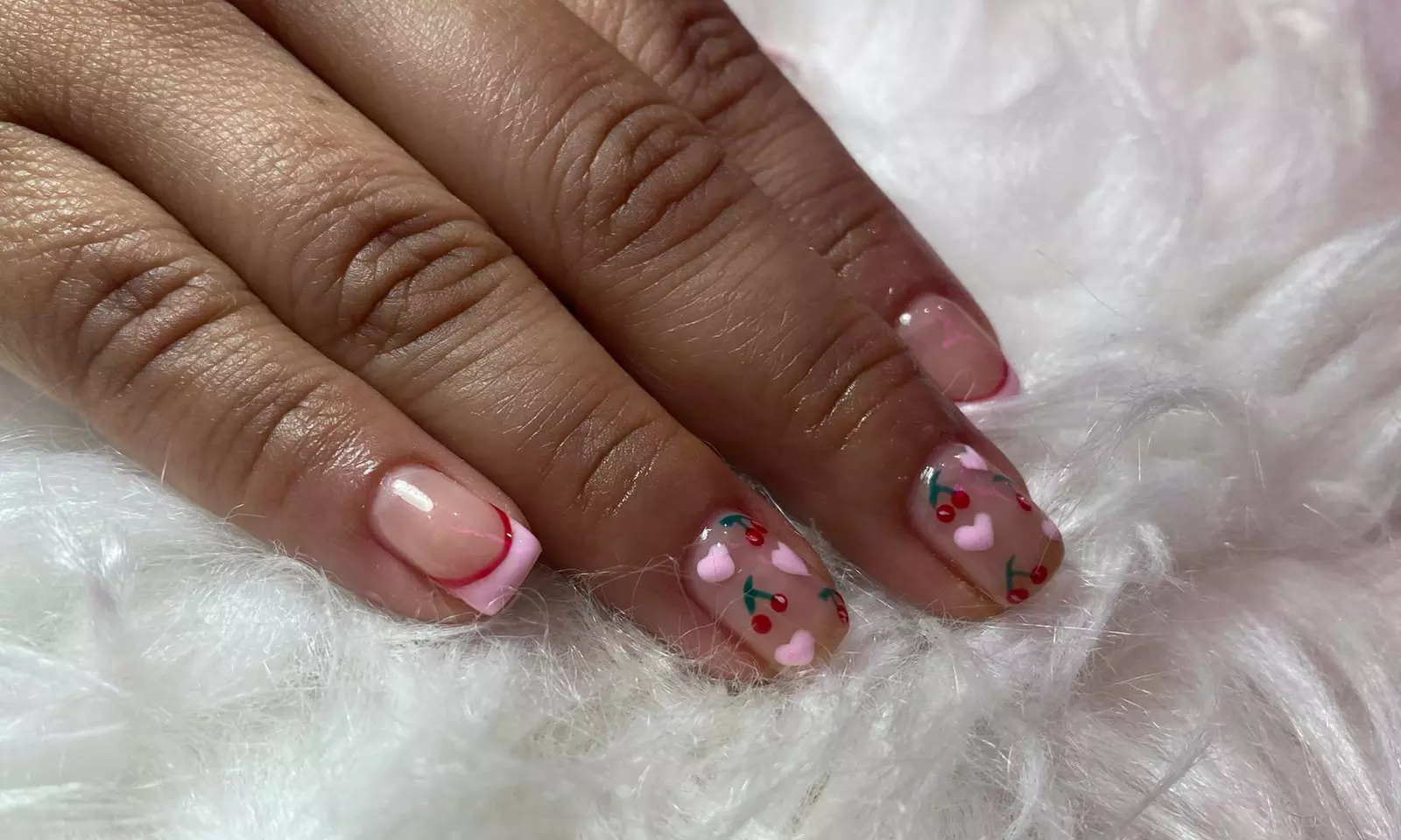 Manicura o pedicura clásica con esmaltado normal o semipermanente
