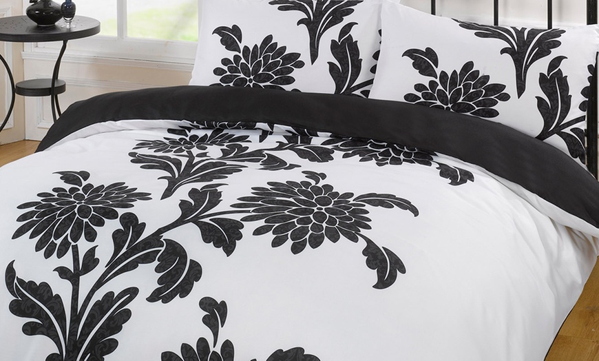 Image 8: Clearance Duvet Sets