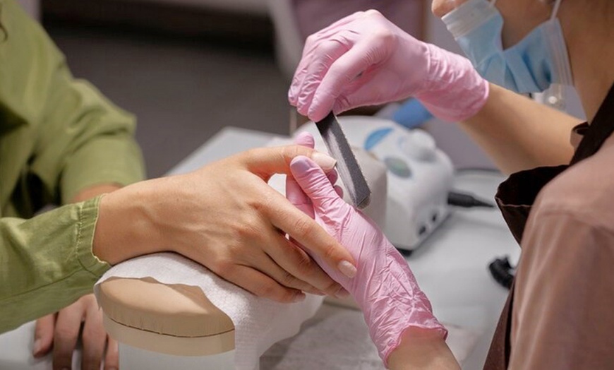 Image 7: Sesión de manicura, pedicura o ambas con esmaltado a elegir