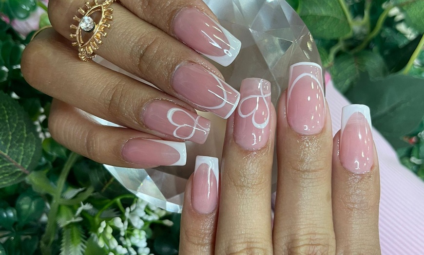 Image 1: Manicura y/o pedicura con esmaltado normal o semipermanente para 1