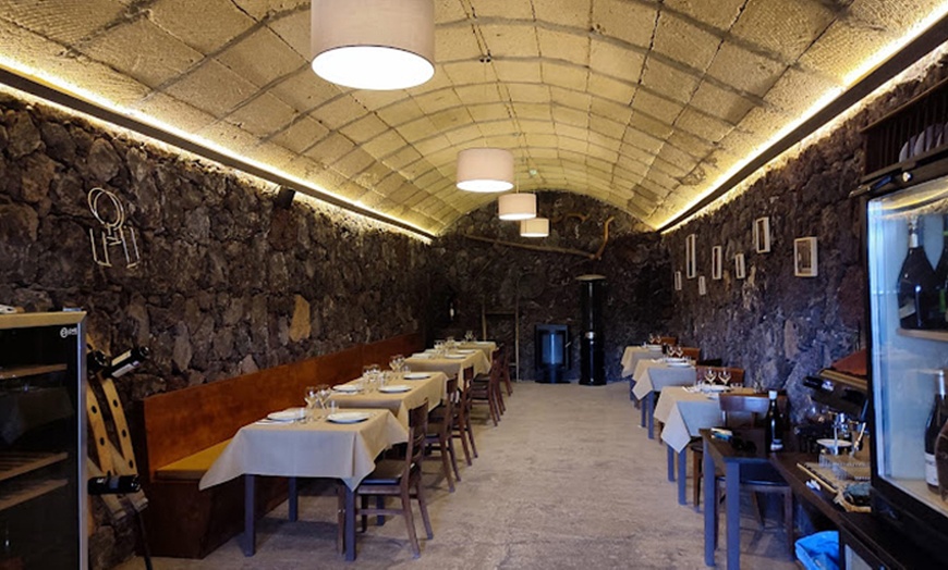 Image 2: Menú de comida con visita a bodega y cata de vinos para 1 o 2 personas