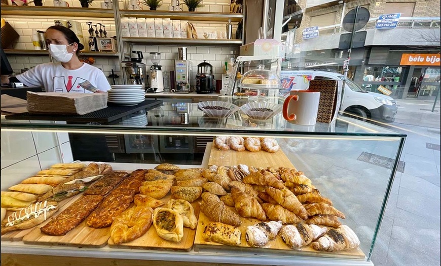 Image 22: Brunch o merienda  para 2 o 4 con platos dulces, salados y bebidas