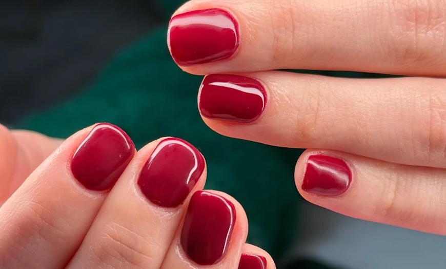 Image 4: Presume de uñas con una sesión de manicura, pedicura o ambas para 1 