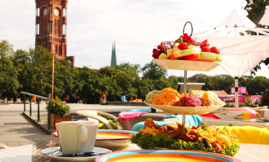 Image 1: Köstliche Frühstück-Etagere zu zweit am Berliner Fernsehturm genießen