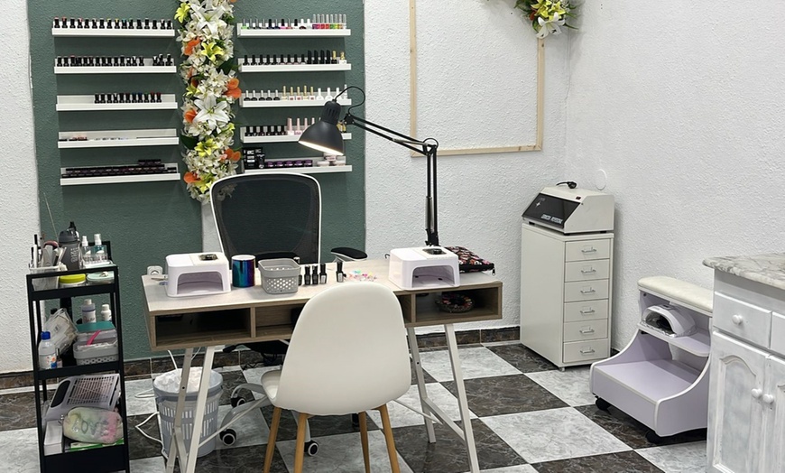 Image 3: 2 sesiones de manicura con esmaltado semipermanente para 1 persona