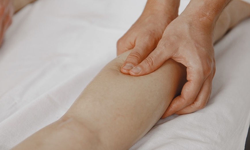 Image 3: Masaje relajante con aromaterapia o masaje Tacto Consciente