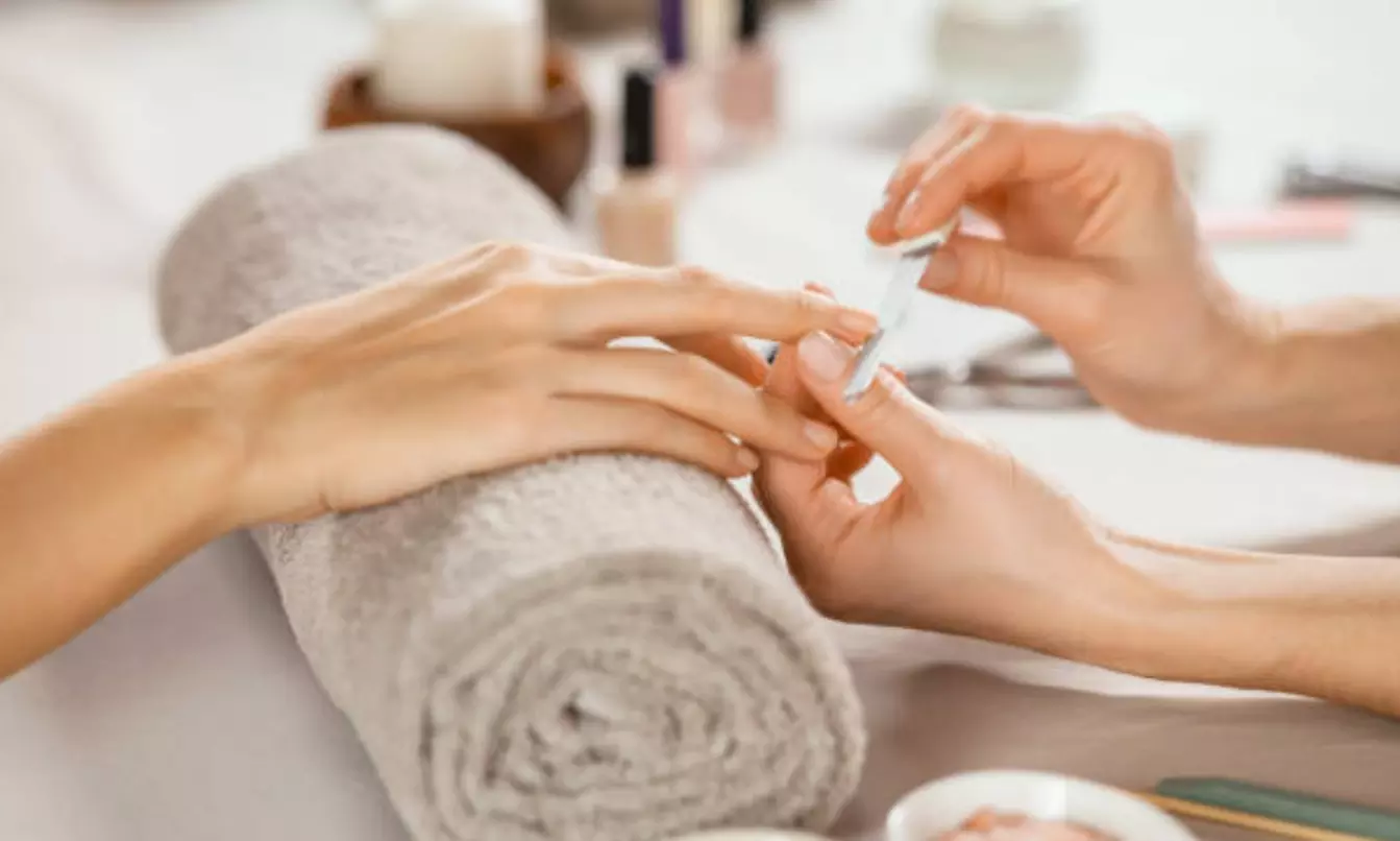 Manicura, pedicura o ambas a elegir entre clásica o prémium para 1