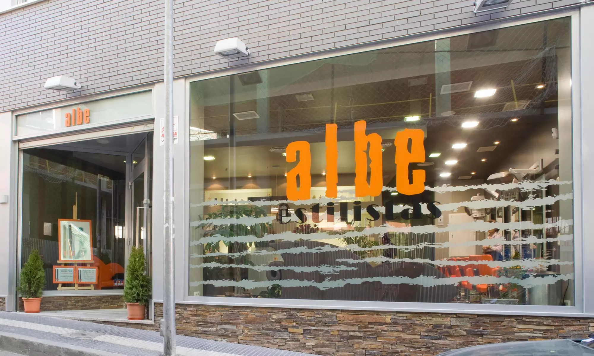 Sesión de peluquería con corte, tinte, mechas o balayage y peinado