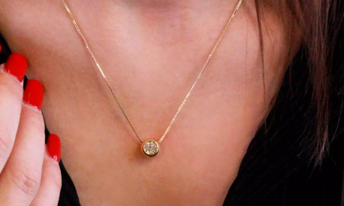 Collane, orecchini e bracciali con cristalli