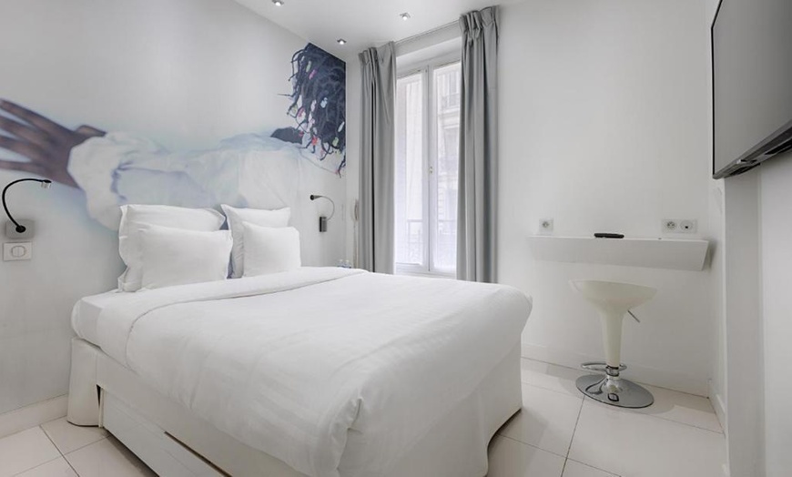 Image 4: Paris: Double Room "White" or "Soft" with Optional Breakfast  