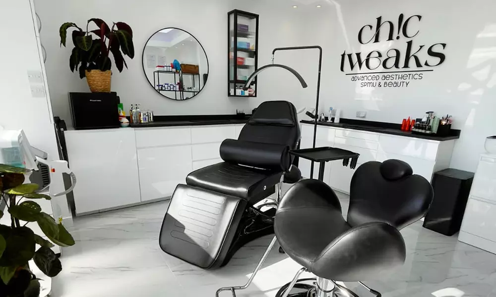 1 or 3 Sessions of Classic Deep Cleanse Hydrogen or Choice of Facial Package at Chic Tweaks (Up to 52% Off) - Primary Image