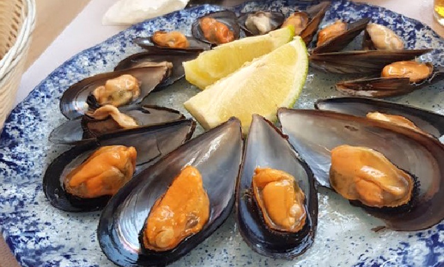 Image 8: ¡Del mar al plato! Menú de pescaito malagueño para 2 o 4 personas