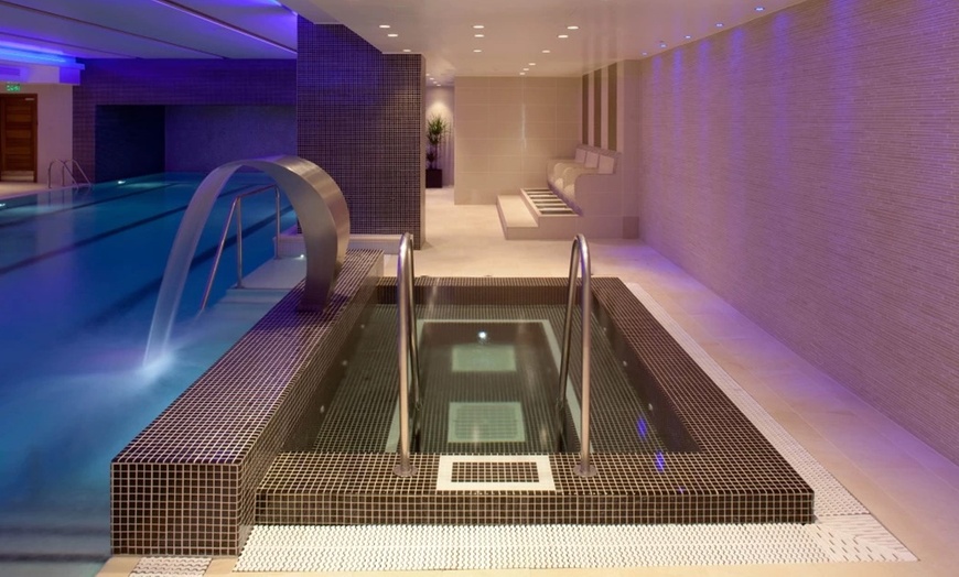 Image 2: Central London: 4* Luxury Stay for Two with Spa Access 