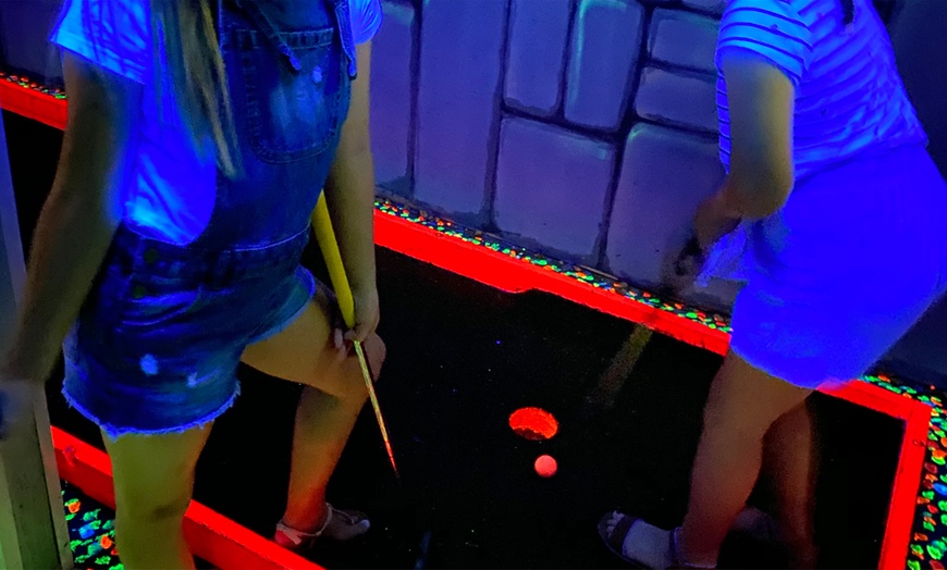 Image 5: Mini Golf at Carrara Mini Golf