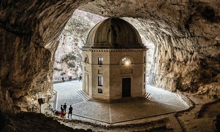 Image 16: Marche: soggiorno per 2 con colazione o mezza pensione 