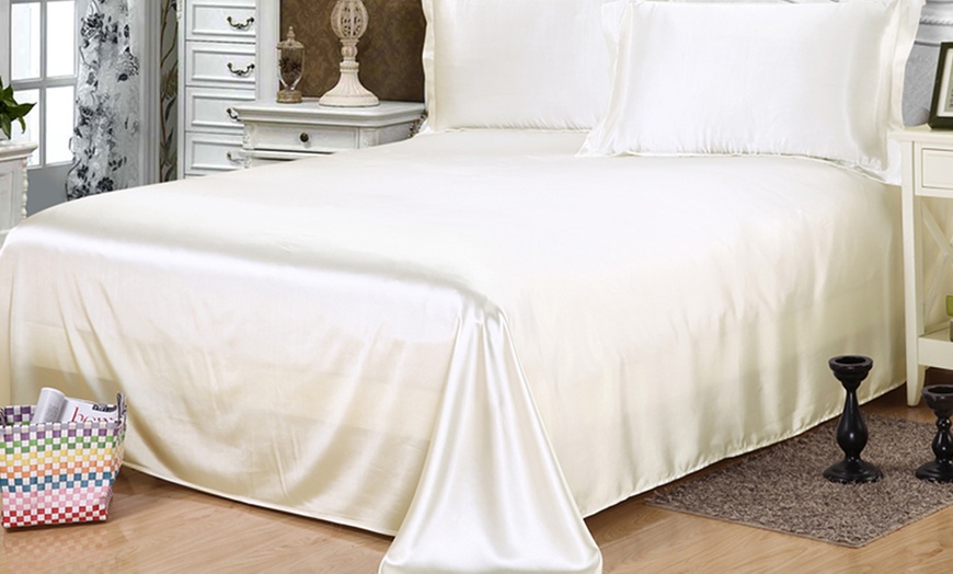 Image 7: Satin Sheets and Pillowcases Set
