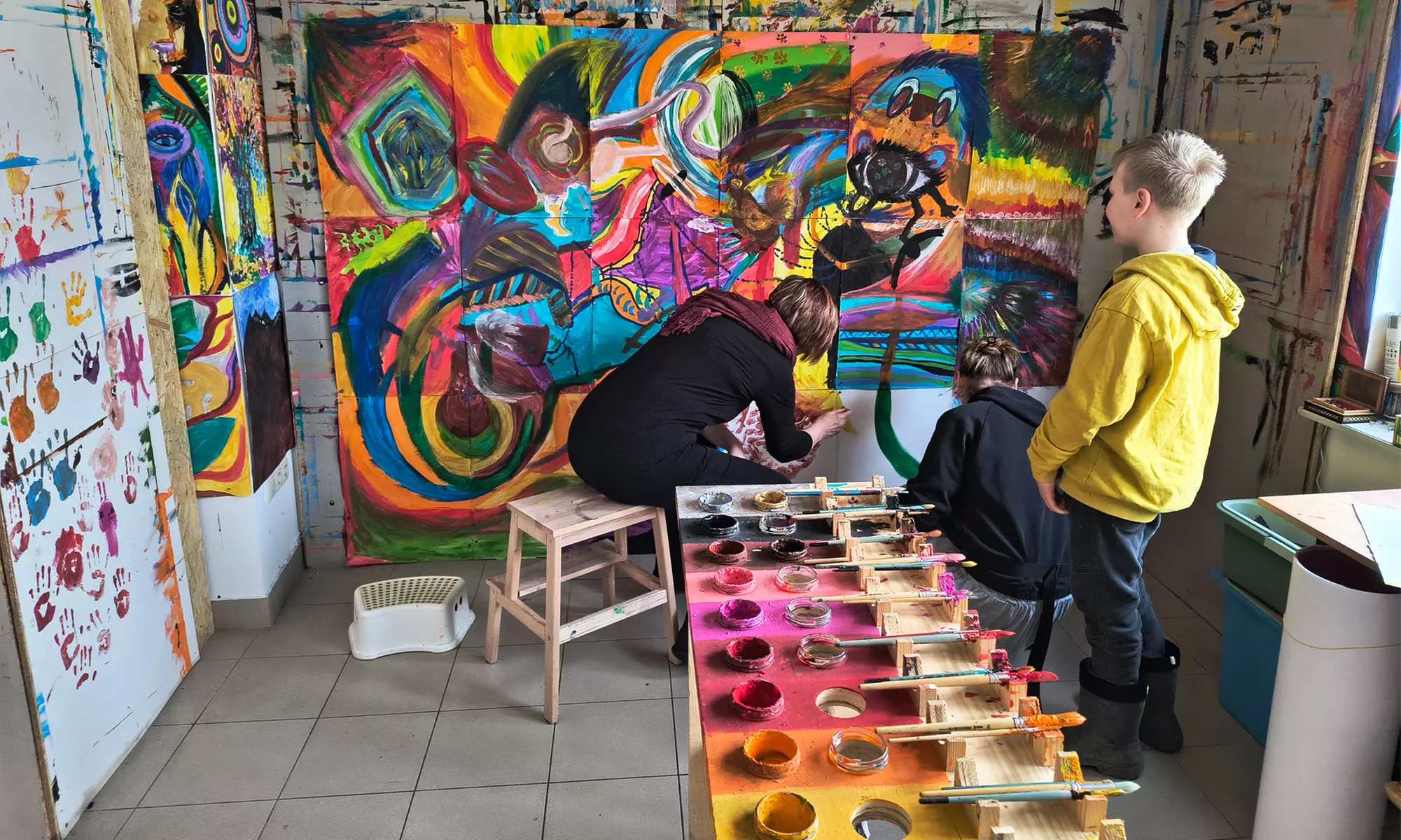 Maluj bez ocen i schematów: swobodne zajęcia malarskie metodą Sterna