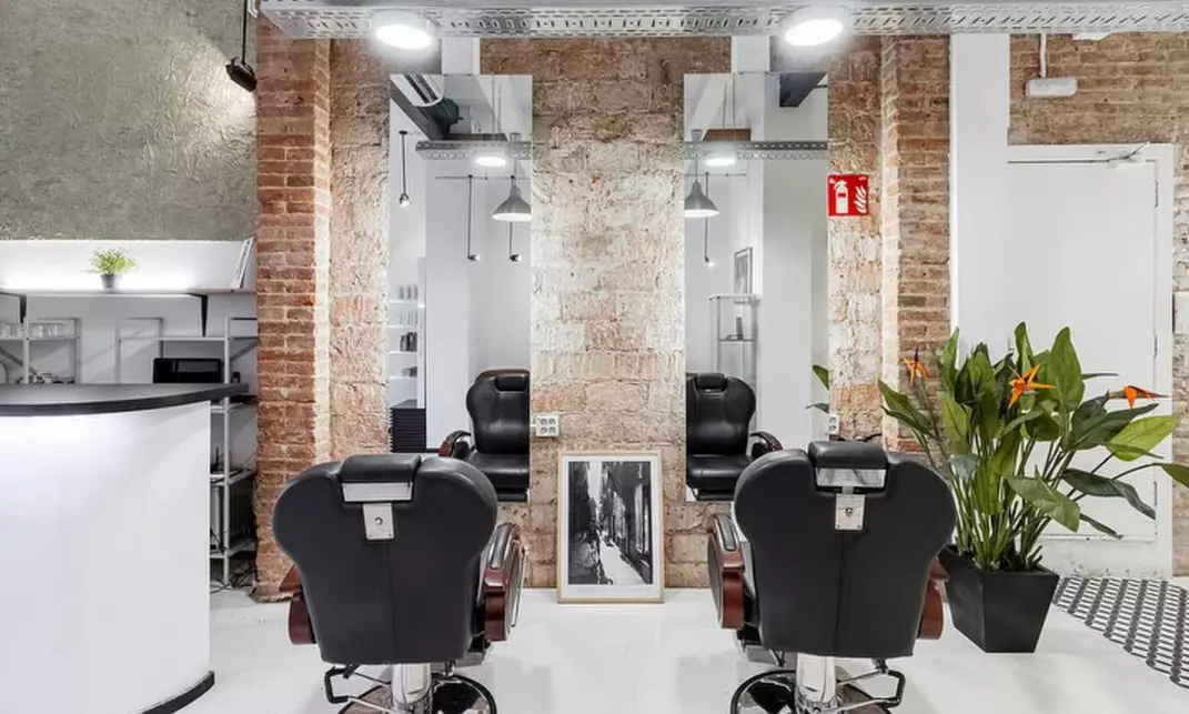 Sesión de peluquería, opción a corte y color, junto al Paseo de Gracia