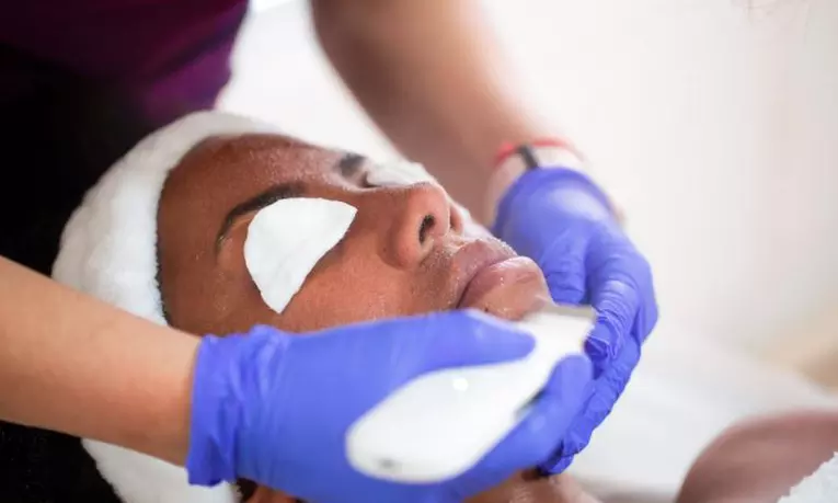 Limpieza facial con máscara LED