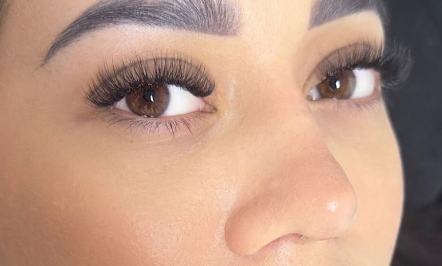 Image 5: Extensión de pestañas clásica o volumen 4D para 1 persona