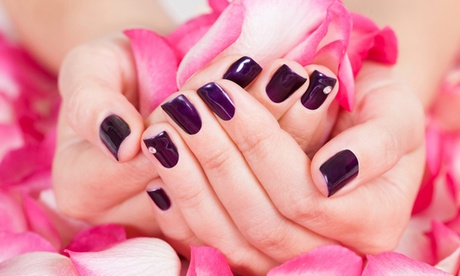 1 ou 2 mises en beauté des ongles avec 1 ou 2 poses de vernis semi-permanent sur les mains dès 19,90 avec VH Esthétique