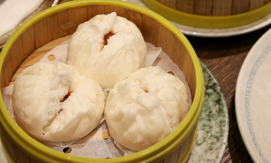 Image 6: Dumpling Basket with Wine for Two