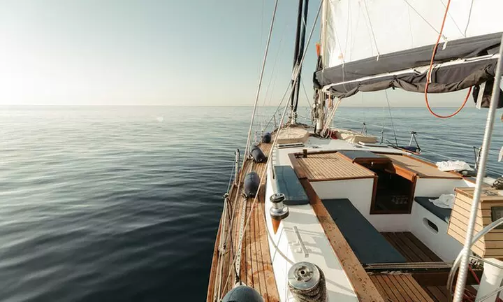 Paseo en barco con cava y picoteo para 2, 4, 6, 8 o 12 personas